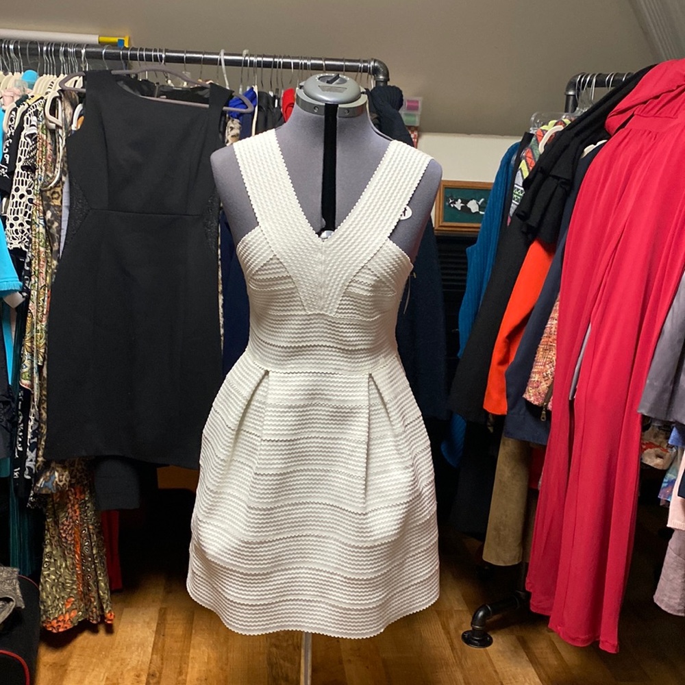 H&M beautiful V neck white dress in size Medium; EUC.  Very unique fabric.